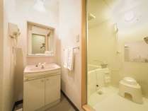 ・浴槽、洗い場、洗面台がそれぞれ独立した広々バスルーム