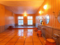 大浴場［桧の湯花明かり］は木のぬくもりに包み込まれるような優しい空間…桧の香りを感じられる浴場です