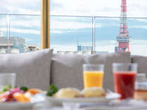 [朝食]天気のよい日はテラスで東京タワーを眺めながらご朝食タイムを優雅にお過ごしいただけます。