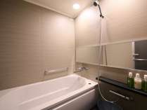 【バスルーム】バス・トイレセパレートタイプの広々お風呂は、男性でものびのびと入ることができます