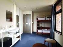 Bunk　Twin　with　Shared　Bathroom｜2段ベッド1台とソファセットがあるツインのお部屋です。