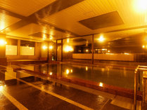 【夜の別館大浴場『秋桜の湯』内湯】昼間とは違った幻想的な雰囲気が味わえます。