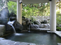 【本館大浴場『ホタルの湯』露天風呂】ゆったり入浴した後は、里山の新鮮な空気で深呼吸！