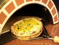 【夕食／イメージ】ピザ窯で焼き上げた出来立てのピザをぜひご賞味ください！　
