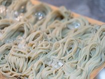 【夕食／イメージ】海藻のふのりをつなぎに使った、風味豊かな新潟名物へぎそばも提供します。