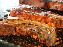 【夕食／イメージ】「新潟老舗肉屋が作る“吊るし焼き豚の炭火焼”」は2024年4月12日から期間限定で提供！