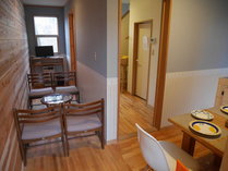 ３～４人部屋はダイニングキッチンと椅子もある。