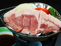 【#夕食一例】地産の豚アリスポークの陶板焼き。程よい柔らかさと脂の甘味が口いっぱいに広がります。