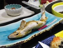 *【夕食一例】魚野川でとれる天然鮎を焼きたてで楽しめます。