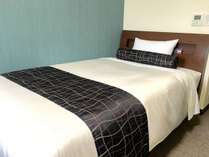 シングルルームのベッドは全室ゆったり幅のセミダブル仕様、マニフレックス完備です。