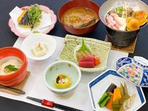 地元産の山菜、高原野菜など季節の物をふんだんに使った、手作りの味をお楽しみ下さい。