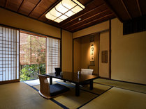 半露天風呂付和室【東山】風情漂う坪庭を心穏やかに眺めていただける、伝統的な畳の和室 写真