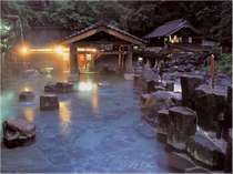『摩訶の湯』夕暮れ・混浴・100畳／宝川温泉で一番有名な露天風呂。