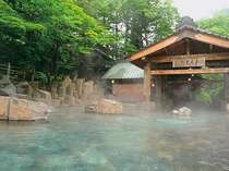 『摩訶の湯』混浴・100畳／宝川温泉で一番有名な露天風呂です。