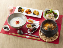 【朝食/韓国膳】薬食同源がコンセプトのヘルシー志向のご朝食。キムチやチヂミ丸、ナムルなどをご用意。