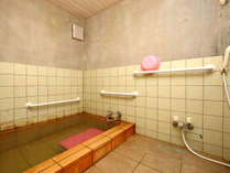 浴室。源泉かけ流しの温泉です。時間制で貸し切りでご利用いただけます。