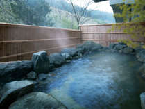 源泉露天風呂：四季折々の景色と、時折走るJR陸羽東線を眺めながら、ごゆっくりとお寛ぎください。