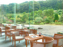 ロビーラウンジ：吹き抜けの天井と、日本庭園を取り囲むように設計されております。