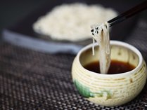 日本百名水『小野川湧水』を使用し料理長が丹精を込めて打った『芳純な会津産蕎麦粉を使用した二八蕎麦』