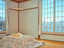 *和室一例/冬はコタツをお部屋にご用意。大きな窓からは暖かな光が差し込みます。