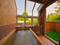 本館205号室「テラス風呂付きスイートダブル」人気の檜風呂。