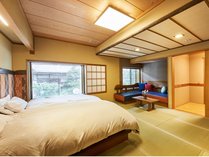 「山帰来」客室はツインベッドと大きなコーナーソファ、客室専用温泉を備えたお部屋です。