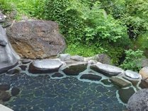 *【温泉】開放的な空間の露天風呂では、新緑、紅葉など四季の変化を楽しみながら、入浴できます。