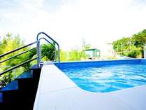 庭にはプライベートプールが。深さ1.2m　幅2m　長さ3m。沖縄では珍しい温度調節のできる温水プール