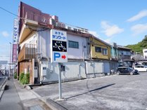 *【駐車場】ホテルの裏手の細い路地沿いにございます。ご宿泊者様は無料でご利用いただけます。