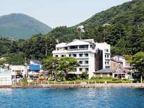 芦ノ湖畔に建つ女将がいる温泉ホテル。遊覧船で湖上からみた当館の様子