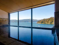 最上階の男女別温泉大浴場の湯船から見る芦ノ湖の景色をお楽しみ下さい！