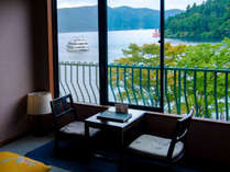 芦ノ湖一望客室から見える景色の一例。寛ぎのひと時をお楽しみ下さい。