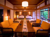 【松の荘-MATSU-】＜リビング＞ 畳のお部屋に、椅子とベッド。“足にやさしい”環境を。