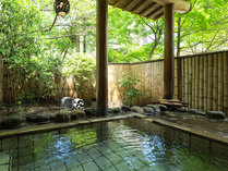 ・内湯につながる露天風呂。風景を眺めながらの湯あみをお楽しみください