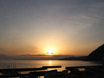 天気の良い日、海側のお部屋や６階展望大浴場では、別府湾からの朝日をご覧いただけます。