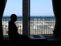 別府湾ビューのお部屋から、ヨットハーバーを眺める