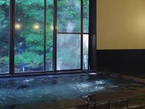 【大浴場】ツルツルした泉質の「南勢桜山温泉」のお湯を使用しており、窓の外の緑で心も体も癒されます。