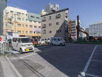 高知駅近辺で唯一のホテルすぐ横、専用大規模平置き駐車場を完備で忙しい朝も安心♪大型車も駐車可能！