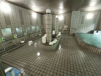 ・【温泉】広々とした浴室内でゆったりと天然温泉を満喫できます