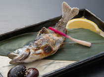 ・【料理】野迫川村名物の天魚（アマゴ）をカリッと塩焼きに