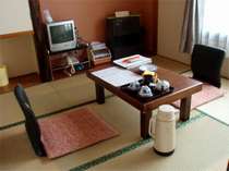 【和室4.5畳】お部屋は小さいですがお風呂やトイレに近く便利　無料テレビ・電気カーペット