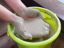 *湯荘白樺名物の「湯泥」を是非お試し下さい！体に塗って泥パックで健康増進！