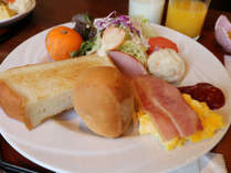 【朝食：洋食】朝食はせんしゅう地魚やが提供する、和食と洋食から選べるボリューム満点の食事です。
