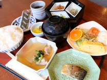 【朝食：和食】朝食はせんしゅう地魚やが提供する、和食と洋食から選べるボリューム満点の食事です。