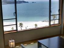 【ロイヤルフロア和室】客室からの眺望一例。窓の外には碧く輝く海が広がります。