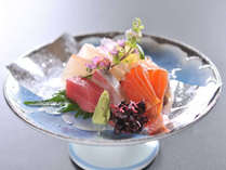 【ご夕食の一例】海と里の鮮魚の盛り合せ　信州サーモンをはじめとする長野産の鮮魚も味わえます