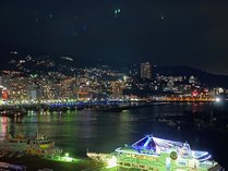 お部屋からの夜景。全部屋オーシャンビュー。熱海港目の前の立地で、船の往来や海岸沿いの夜景が絶景です。