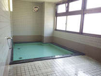 *【風呂】人工温泉を利用した大浴場は、足を伸ばせる広々サイズ♪