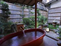 【露天風呂付き客室】趣の異なる陶器風呂を設えております。※城崎の条例により温泉ではございません。