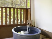 【露天風呂付き客室】趣の異なる陶器風呂を設えております。※城崎の条例により温泉ではございません。